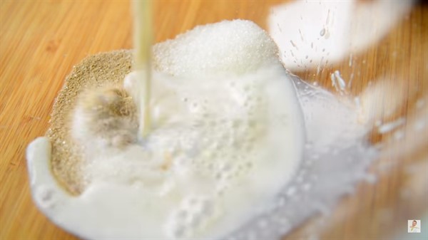Дрожжи с сахаром растворяем в молоке.